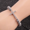Pulsera de cruz plateada con micro-pave de circonita y cuentas ajustables en fondo negro - Oro Blanco