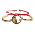 Goldenes Perlenarmband mit buntem Strass Mondgesicht und roter geflochtener Kordel - B0136 Goldene Perlen/Rotes Seil