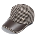 Dettaglio cappello pied de poule con tesa in pelle PU marrone e ciondolo dorato a M - 56-60cm Regolabile / Marrone