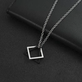 Collana geometrica da uomo con pendenti quadrati intrecciati neri e argento in acciaio titanio - Stile A (Triangolo + Quadrato) / Con Catena / Triangolo Nero + Quadrato Argento