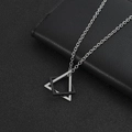 Collana da uomo con ciondoli geometrici a triangolo intrecciati nero e argento - Stile A (Triangolo + Quadrato) / Solo Ciondolo (Senza Catena) / Triangolo Argento + Quadrato Nero