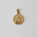 Nahaufnahme eines 18k vergoldeten Edelstahl-Anhängers mit Raphael-Engel-Relief-Design - Z05 Blumenengel