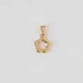 Primer plano de un colgante de flor calada en oro y acero inoxidable con anillo de suspensión - Z14 Pequeña Flor