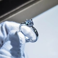 Klassischer runder Moissanit-Ring in Versilberung mit funkelnden Diamantakzenten - Einstellbar Offen / Runder Hauptstein mit seitlichen Steinen (2)