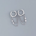 Detalle de pendientes de plata S925 con cadenas de borlas y circonitas cúbicas brillantes - Oro Blanco