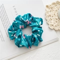 Chouchou en velours bleu paon orné de moufles roses et de motifs de flocons de neige - Bottes vertes