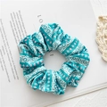 Détail du chouchou en velours avec motifs d'étoiles géométriques rose et vert sur soie blanche - Rayures vertes