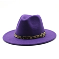 Detail van paarse wollen fedora hoed met luipaardprint band en gouden gesp-accent - Verstelbaar / Paars