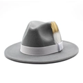 Détail d'un chapeau fedora en laine gris foncé avec ruban blanc et plume dorée - Gris clair