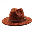Detalle del sombrero fedora con estampado de leopardo, banda de cuero y hebilla metálica - M (56-58cm) / Rojo Óxido