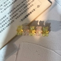 Detail of five cute resin bears hair clip with glitter gradient on a white surface - Yellow + Jelly Milk