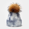 Detalle del gorro de punto tie-dye azul y blanco para invierno con pompón de pelo suave - Talla única / Teñido Anudado Azul y Blanco (Color #6)