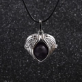 Halskette mit Engelsflügeln und violettem Edelstein an schwarzer Kordel auf dunklem Grund - Lila (Amethyst)