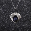 Collana in acciaio inossidabile con pendente cuore ali d'angelo e pietra blu - Diaspro a Macchie Blu