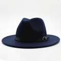 Détail d'un chapeau fedora en laine bleu marine avec bandeau en cuir et boucle argentée - Réglable / Bleu marine