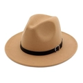 Detail van de tan wollen vilten fedora hoed met zwarte lederen band en zilveren gesp - Verstelbaar / Khaki