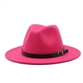 Vue détaillée d'un chapeau en laine rouge rose avec un ruban en similicuir noir et boucle argentée - Réglable / Rose rouge