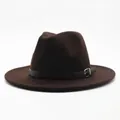 Détail d'un chapeau fedora en laine marron foncé avec ruban en cuir noir et boucle argentée - Réglable / Café