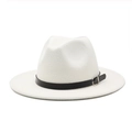 Vue détaillée d'un chapeau fedora blanc en laine avec ruban en cuir noir et boucle - Réglable / Blanc