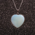Collana minimalista in acciaio inox con pendente a cuore e opale iridescente - Acquamarina
