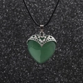 Colgante de corazón verde con borde plateado calado en cordón negro - Lazo Corazón Aventurina Verde