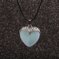 Collana minimalista con cordino cerato nero e ciondolo a cuore in opale bianco latte e argento - Fiocco Cuore Acquamarina