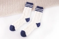 Chaussettes de nuit en polaire corail blanche à rayures bleu marine pour femmes, douces - Taille unique / Blanc + Talon Marine
