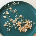 Elegante cerchietto da sposa con foglie dorate, perle bianche e strass brillanti - Oro KC