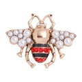 Elegante spilla a forma di ape dorata con perle bianche e accenti in strass rossi - Ape Perla Oro
