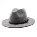 Gros plan détaillé d'un chapeau en laine gris avec ceinture en cuir noir et boucle en métal - Gris