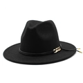 Détail d'un chapeau fedora noir en laine avec chaîne dorée et ruban en cuir élégant - M (56-58cm) / Noir