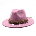 Rosafarbener Filzhut mit breiter Krempe und Ethno-Dekoband sowie metallischen Anhängern - M (56-58cm) / Rosa
