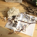 Nordischer Deko-Zweig mit weißen Pflaumenblüten auf Holzschreibtisch und Magazin - Künstliche Pflaumenblüte - Weiß