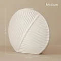 Mittelgroße weiße Keramikvase in Blattform mit Rippentextur, Maße 23,5 cm x 25,5 cm - Mittel (HP314) / Weiß