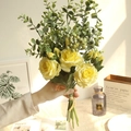 Vaso nordico in ceramica a forma di viso con rose gialle e piante in stanza solare - Bouquet di Rose di Eucalyptus / Giallo