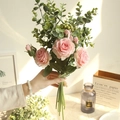 Ramo de rosas rosas artificiales y eucalipto en mano para decoración hogar - Ramo de Rosas Artificiales / D41-2300-Rosa