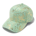Détail de la casquette vert menthe avec graffitis dorés floraux et texte Rapunzel chic - Vert