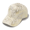 Gros plan d'une casquette beige avec motifs de portraits pailletés dorés et fleurs - Blanc Cassé