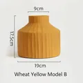 Jarrón cerámico geométrico amarillo trigo con textura plisada y una abertura de 9cm ancho - Amarillo Trigo B-TK031-1