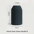 Jarrón de cerámica Morandi verde oscuro aterciopelado con rayas verticales de 22cm - Verde Oscuro Estilo B - TK030 (Textura Terciopelo)