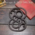 Vintage-Industrie-Gusseisenzahl 8 mit dekorativem rustikalem Schnörkelmuster - Hohle Nummer 8