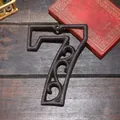 Industrielle Hausnummer 7 aus Gusseisen mit Vintage-Schnörkelmuster und rustikalem Finish - Hohle Nummer 7
