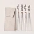 Dettaglio di set 4 pennelli per trucco occhi con pochette in PU grigia su sfondo beige - 4 Pennelli per ombretto argento + Borsa grigia