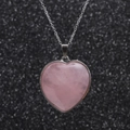 Collana in acciaio inossidabile con pendente a cuore in cristallo rosa su sfondo nero - Quarzo rosa