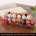 Lot de six figurines de chats pêcheurs en bois sur un banc rouge pour décoration - Lot de 6