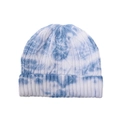 Nahaufnahme der blau-weißen Batik-Zopfstrickstruktur und des Umschlags der Beanie - Blau und Weiß Tie-Dye