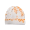Detailaufnahme des groben Strickmusters einer Beanie mit Batik-Muster und Rippstrick - Gelb und Weiß Tie-Dye