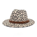 Dettaglio del cappello fedora leopardato con fascia in finta pelle scamosciata e fibbia - Bianco
