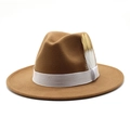 Détail d'un chapeau fedora marron avec ruban blanc et décoration de plumes bicolores - Café Clair