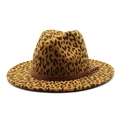 Detailansicht des Leoparden-Filzhuts mit flacher Krempe und braunem Lederband mit Nieten - M (56-58cm) / Khaki